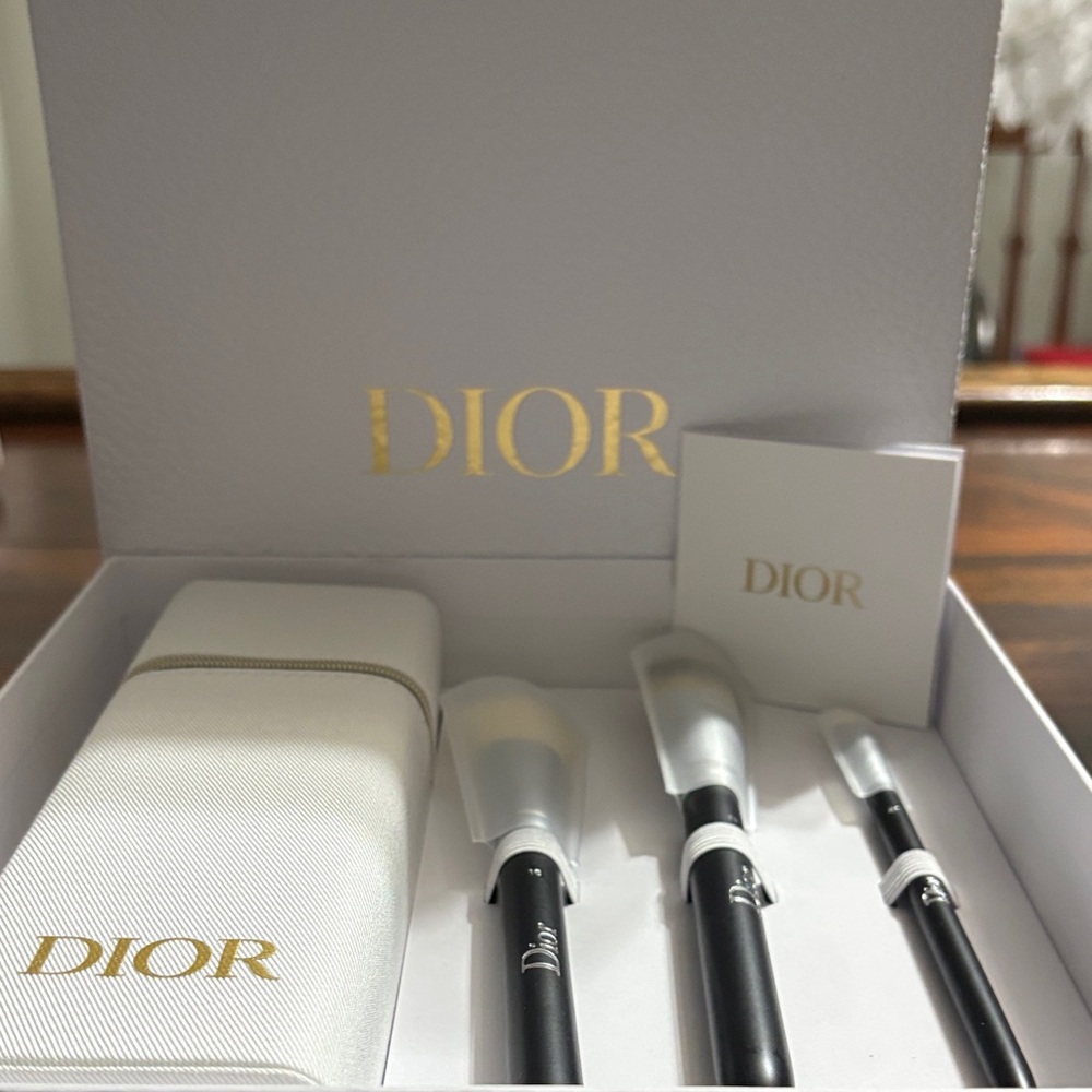 DIOR Backstage LE Set of Three Luxury Makeup Brushes w/Case